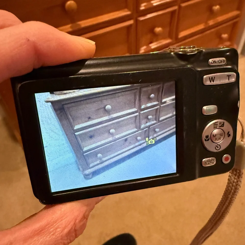 Fujifilm FinePix JX500 Compact Digital Camera 14.0MP with Charging Cord & Case
